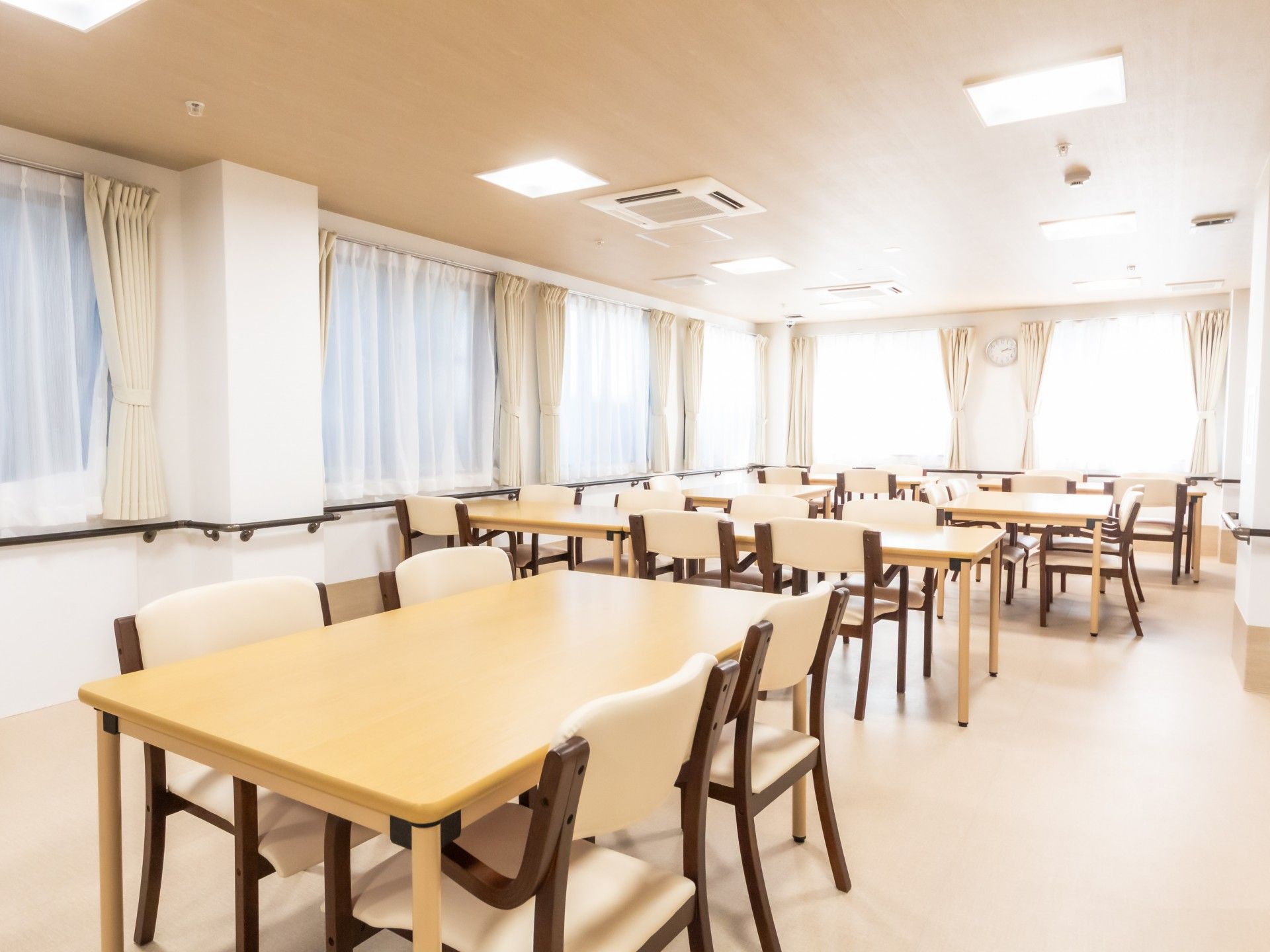 明るい食事スペース