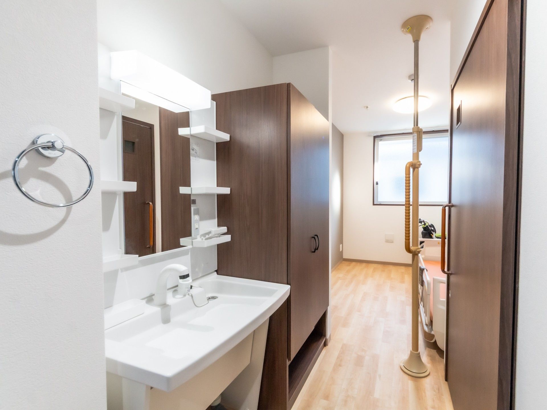 明るい洗面台と居室