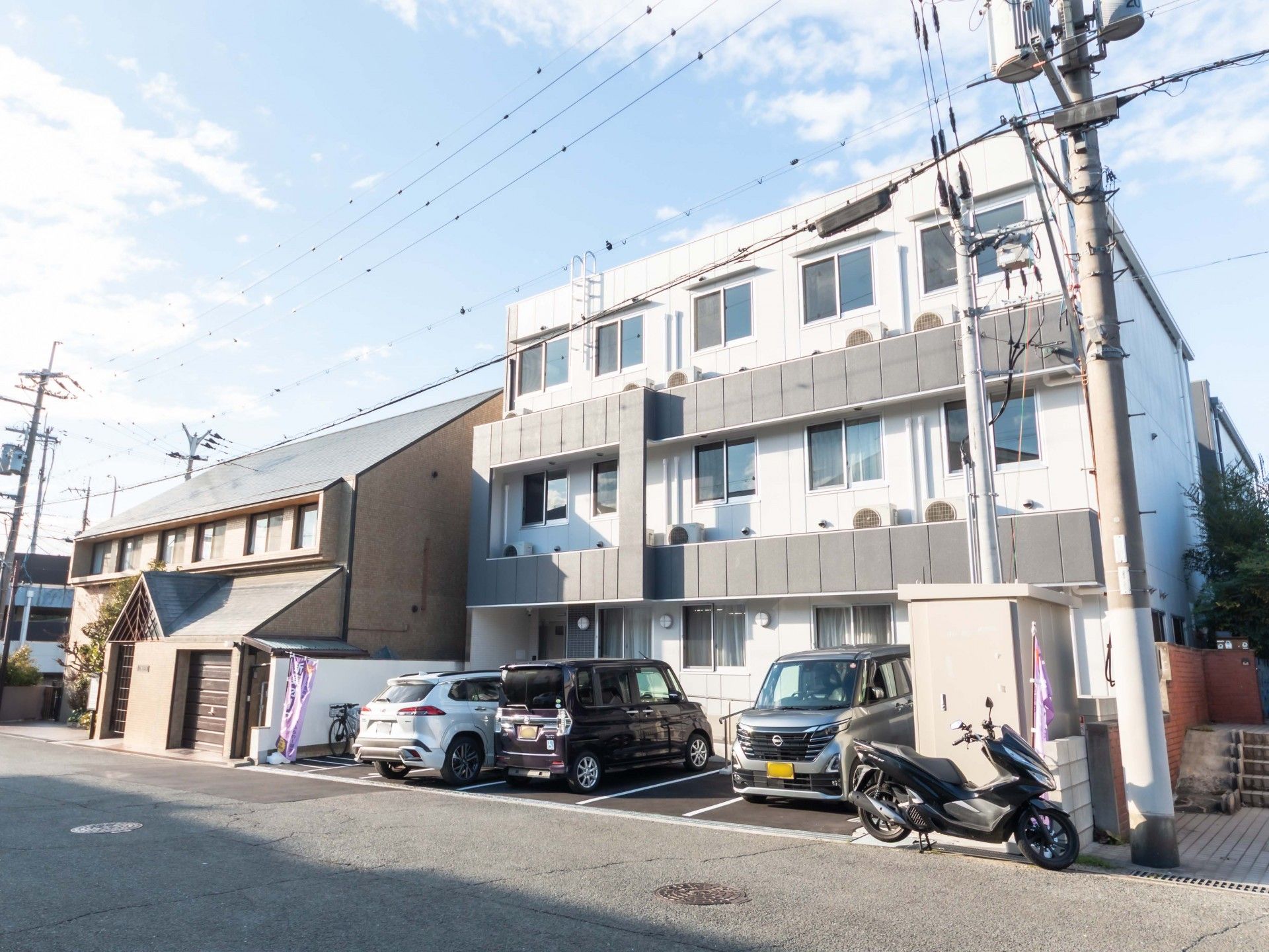 駐車場のある建物外観