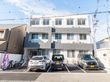 駐車場のある建物外観