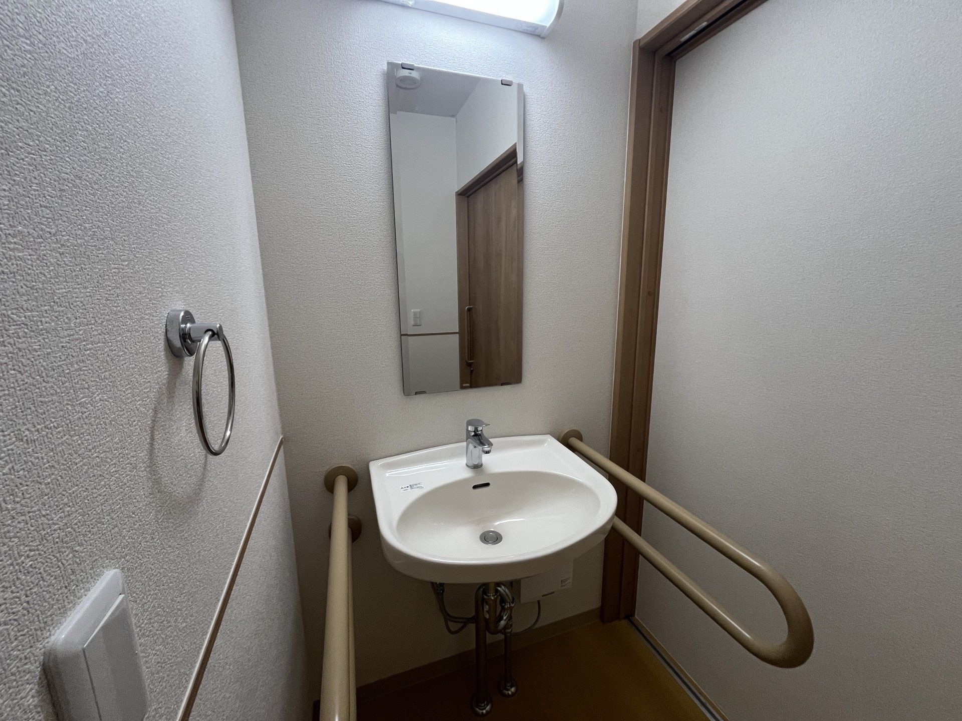 手すり付き洗面台