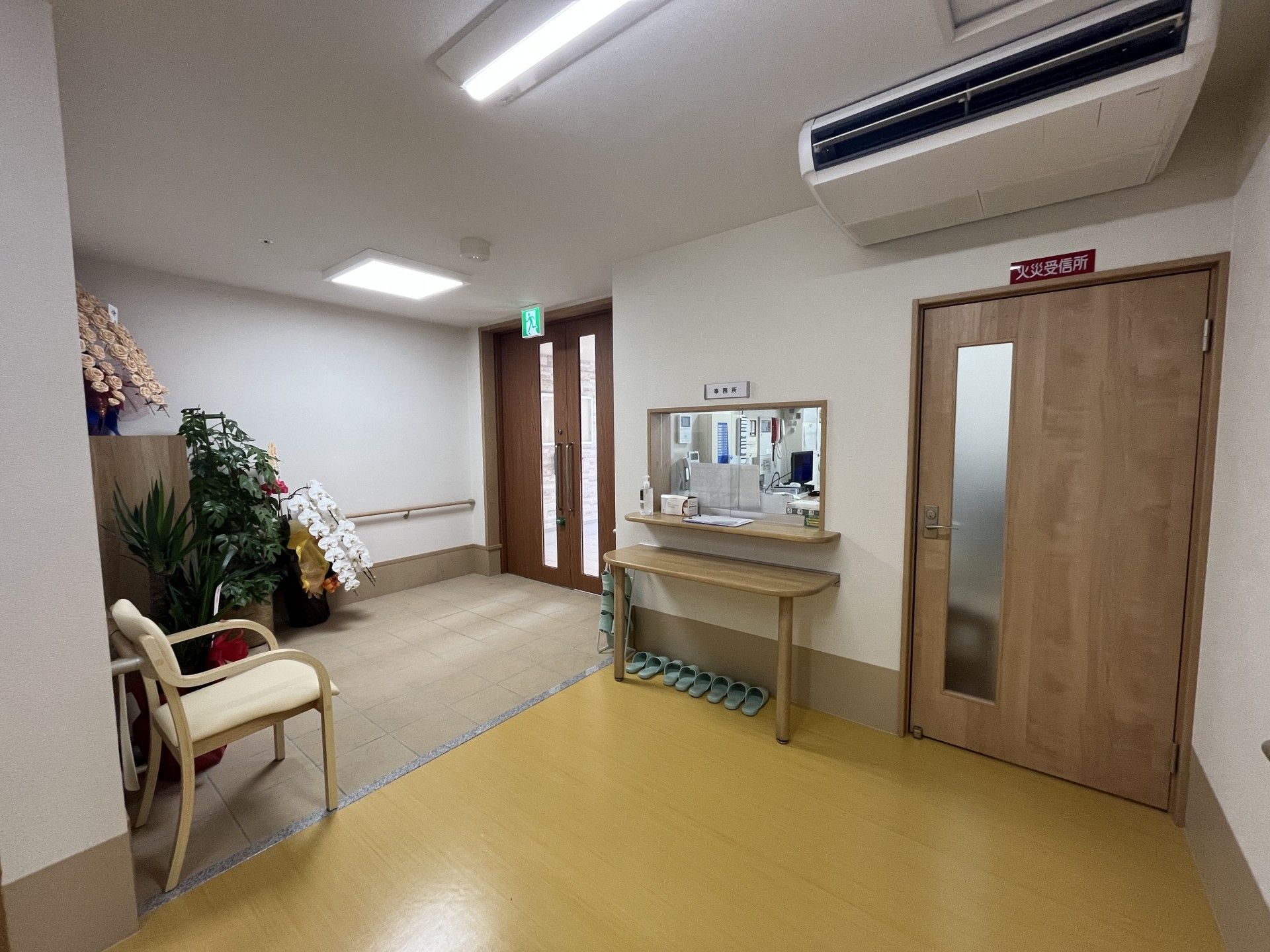 明るい廊下と受付