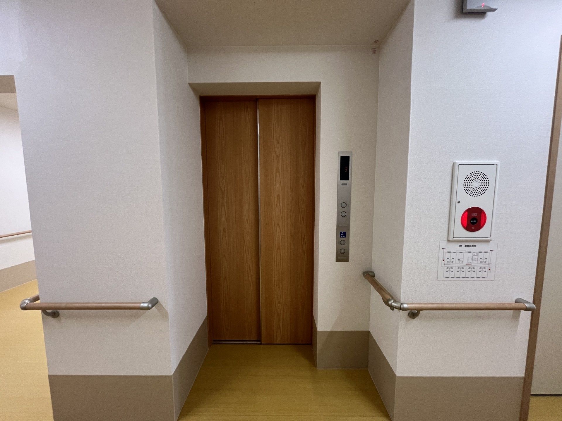 安全なエレベーター入口