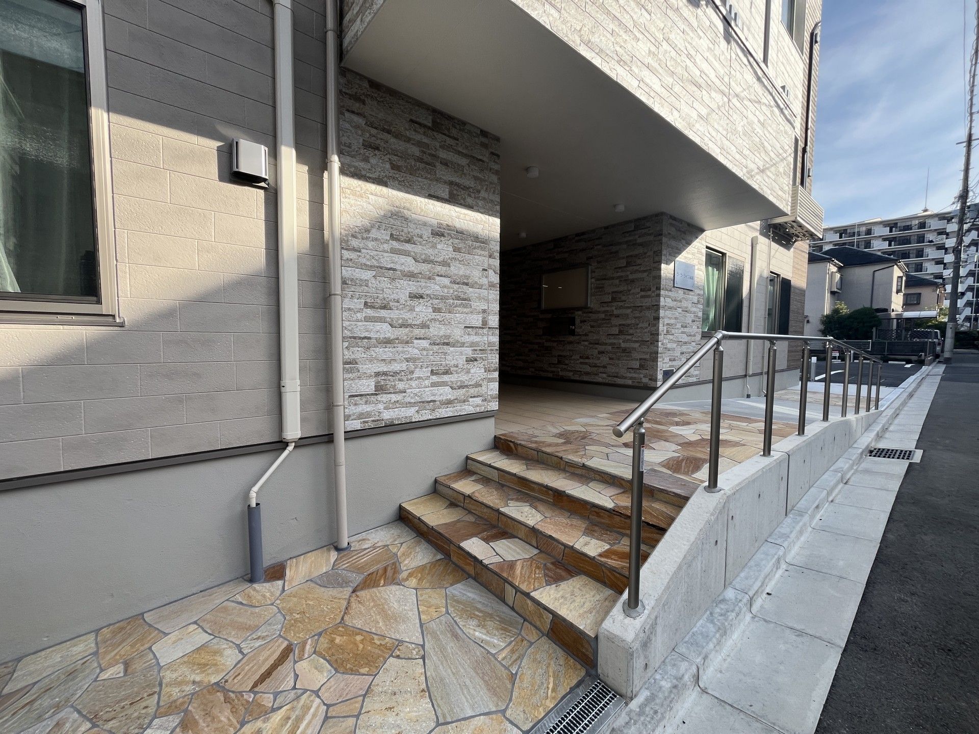 エントランスの階段とスロープ