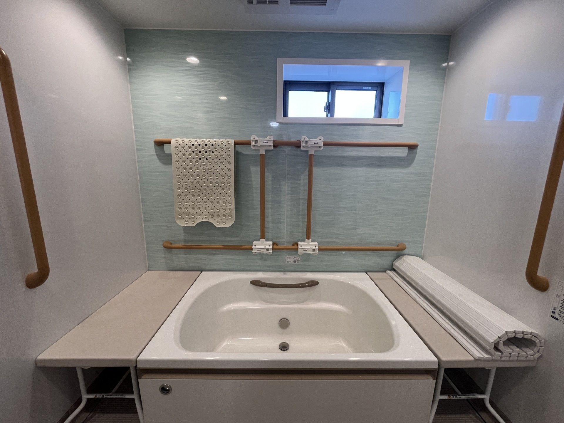 手すり付きの浴室