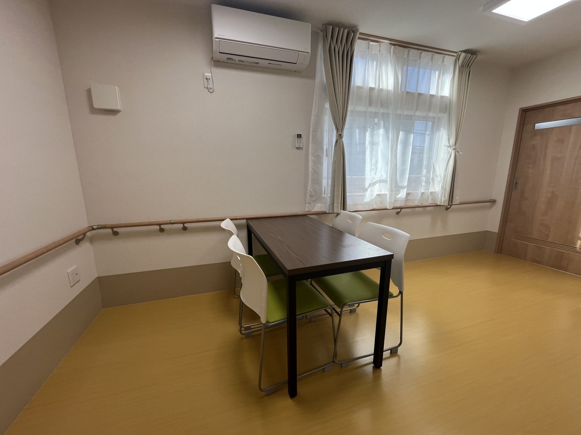 窓際のテーブルと椅子