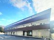 青空の下の建物外観