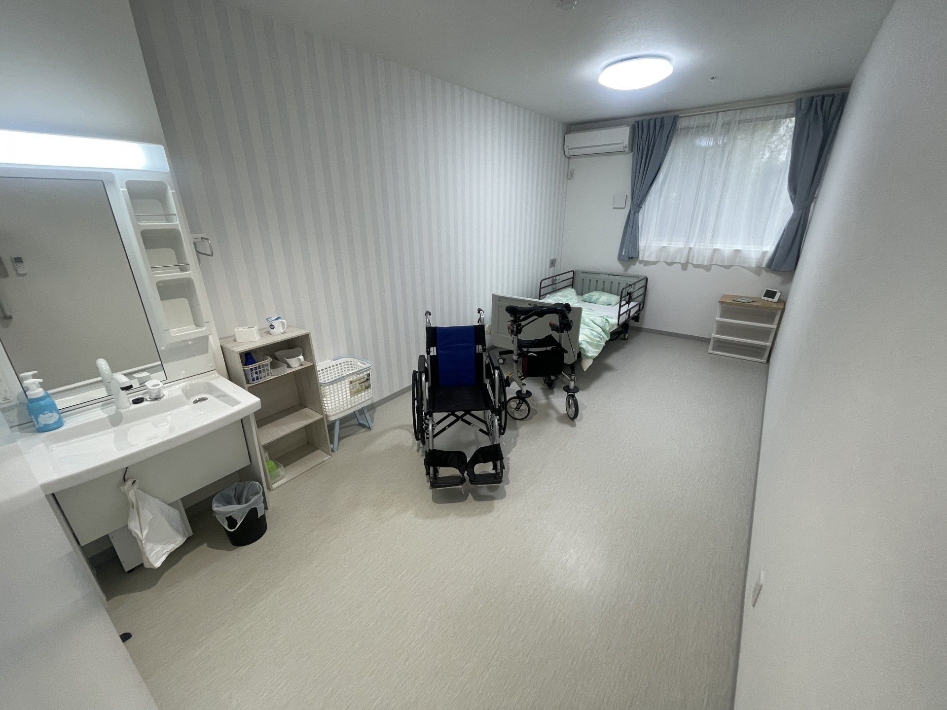 明るい個室の内部