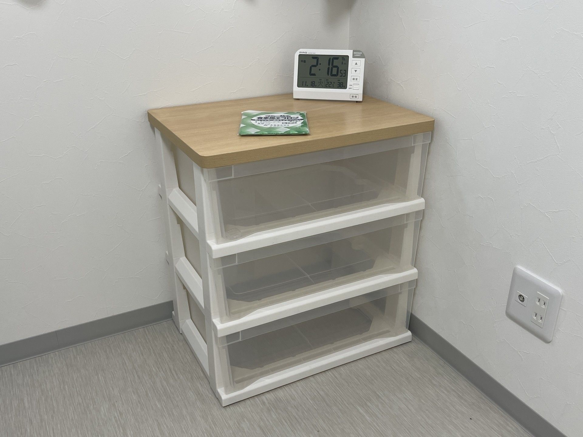 収納棚と時計の一角