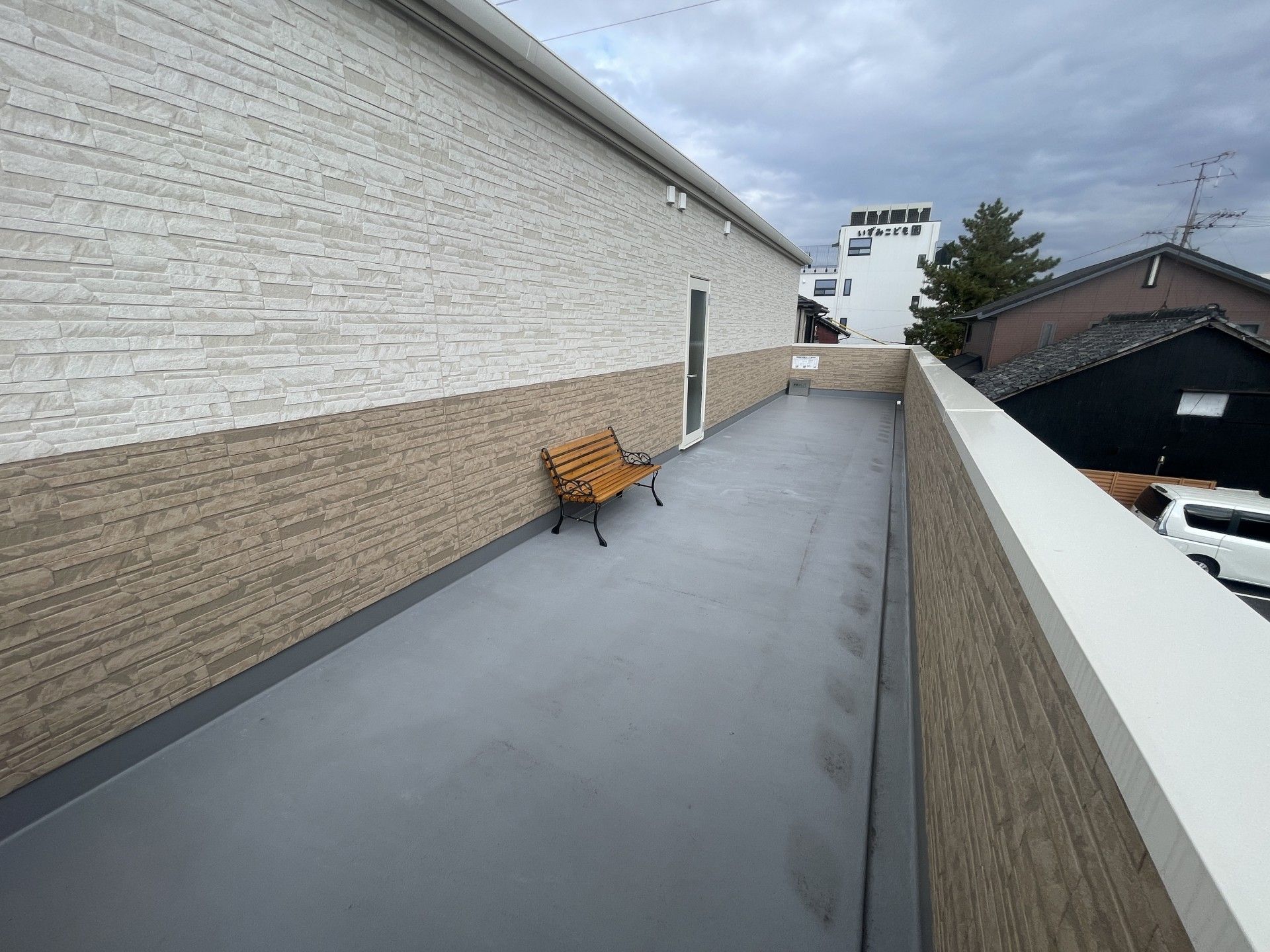 ベンチのある通路