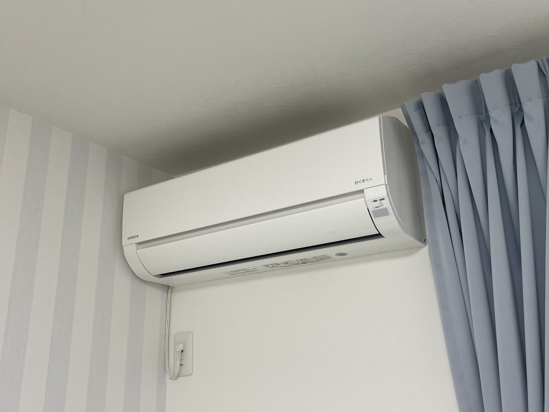 エアコンとカーテンの壁