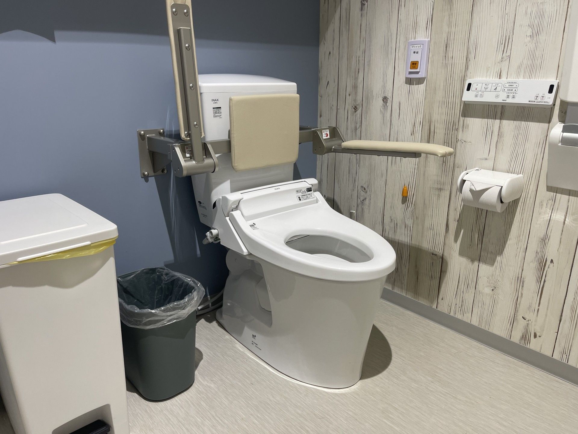 手すり付きのトイレ