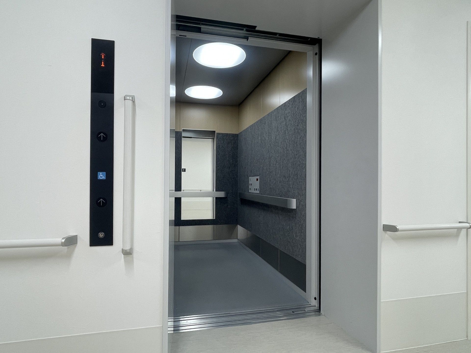 広いエレベーター内部
