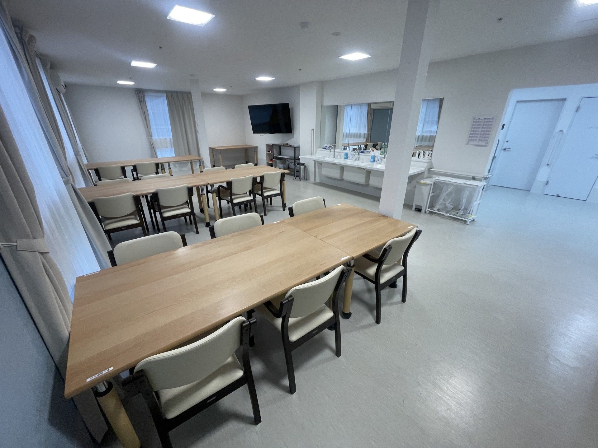 広いテーブルのある部屋