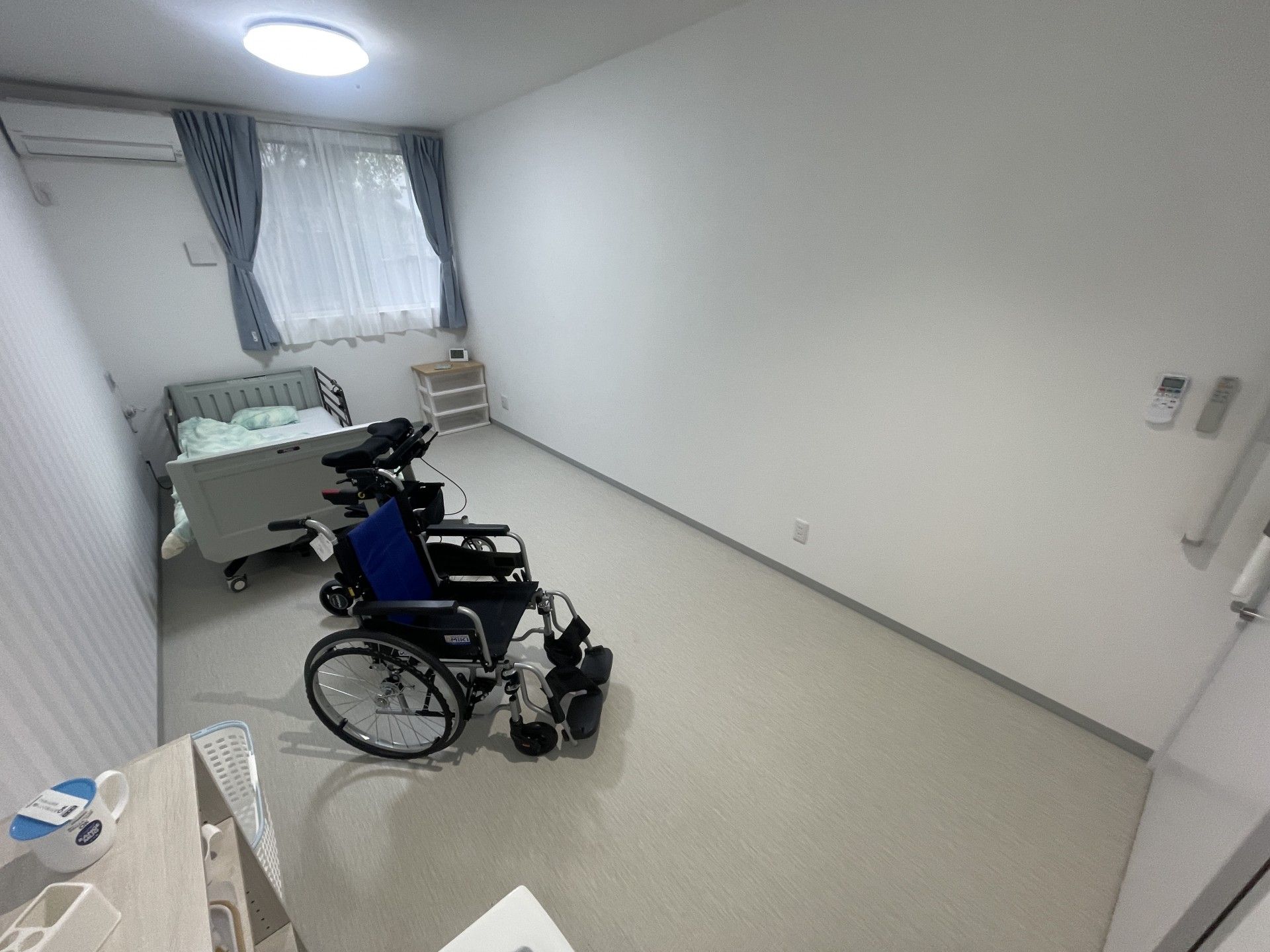 車椅子とベッドのある部屋