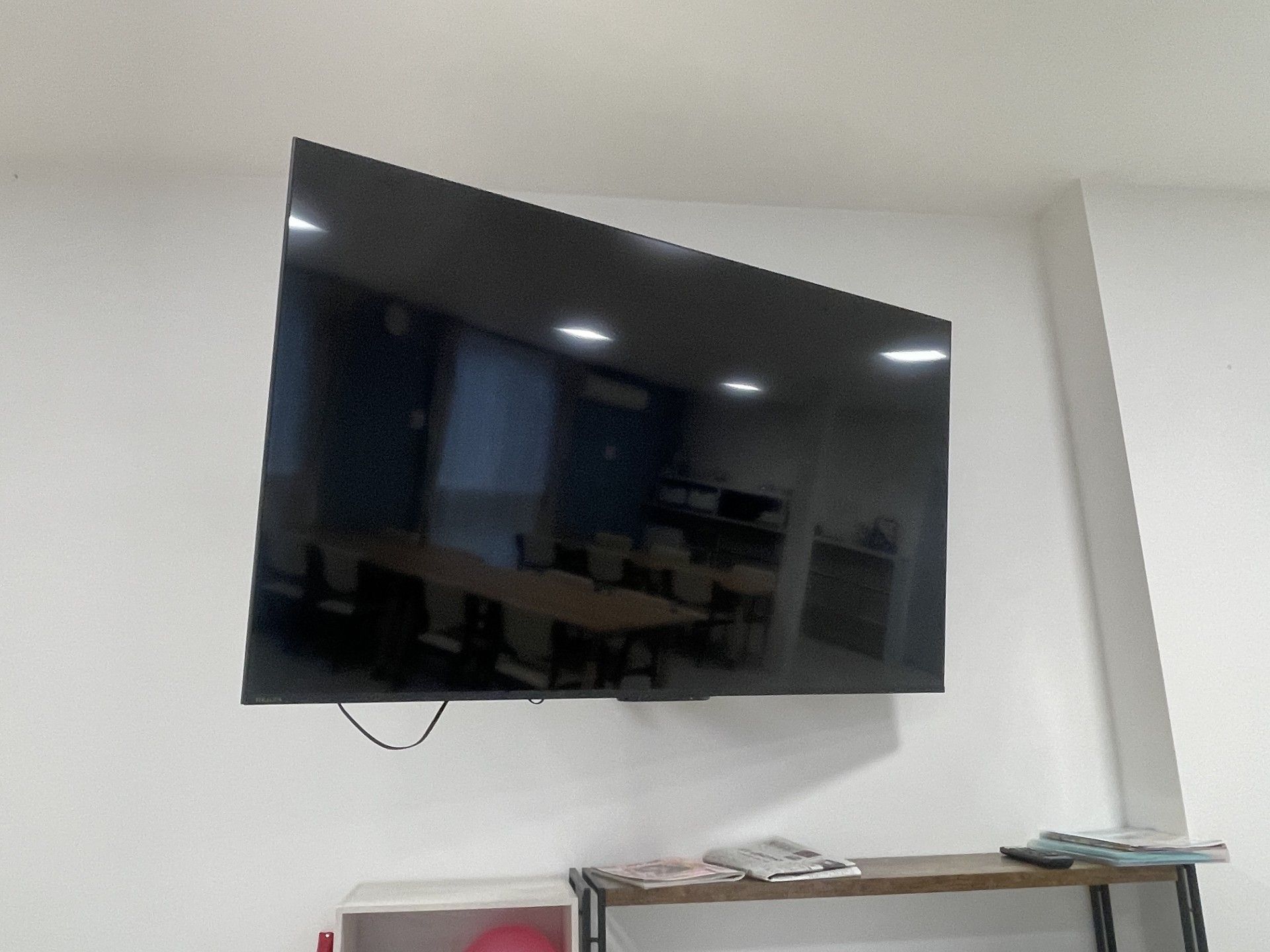 壁掛けテレビと棚