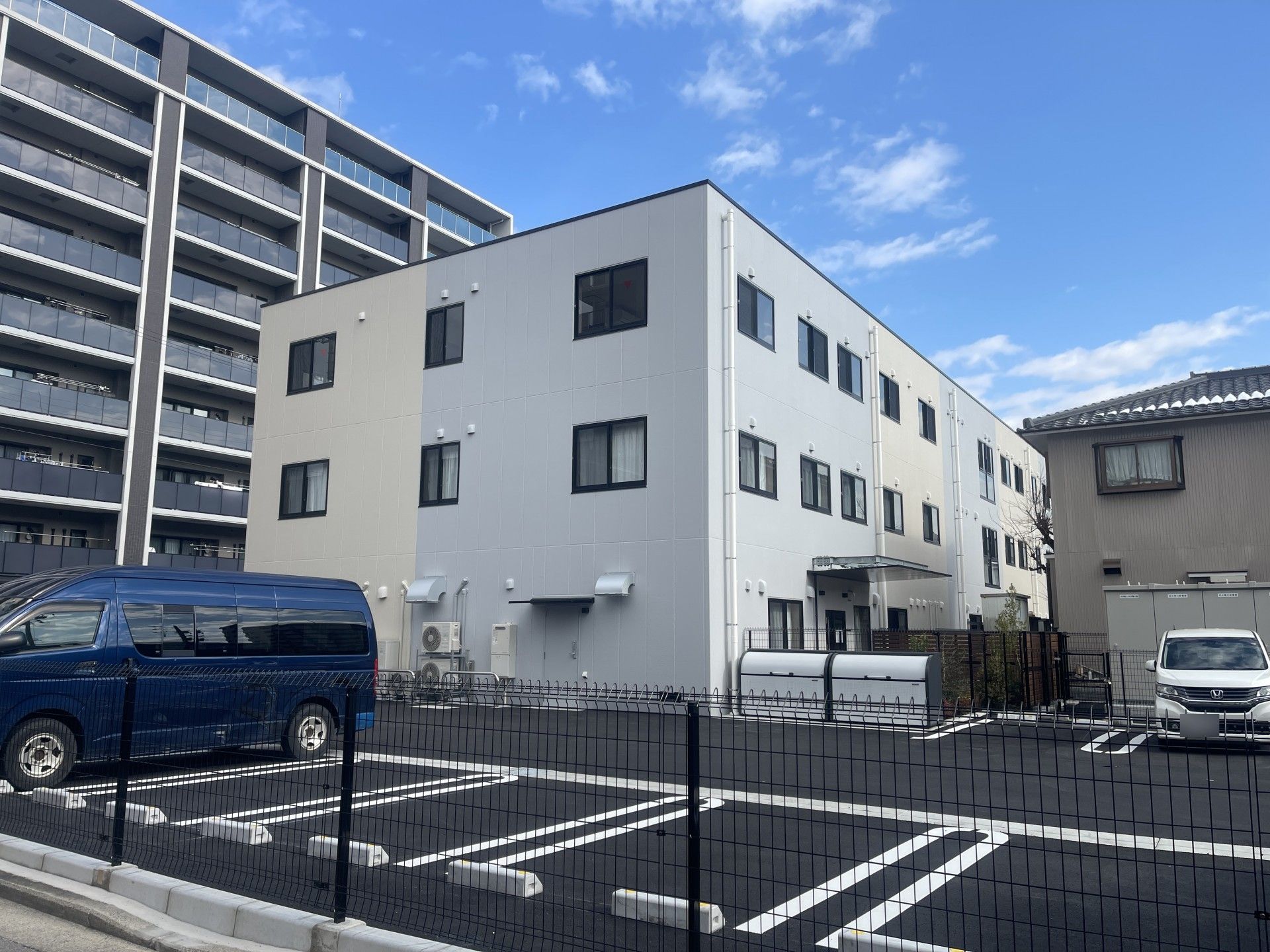 駐車場と建物の外観