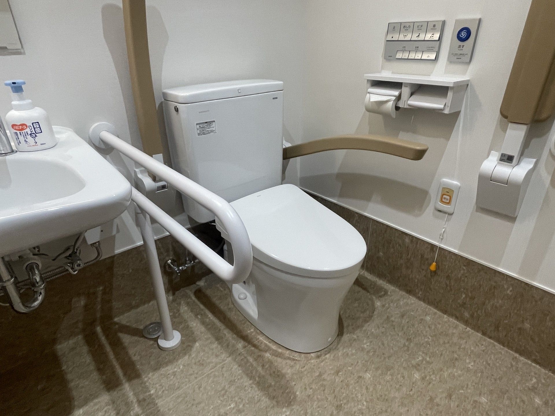 手すり付きのトイレ