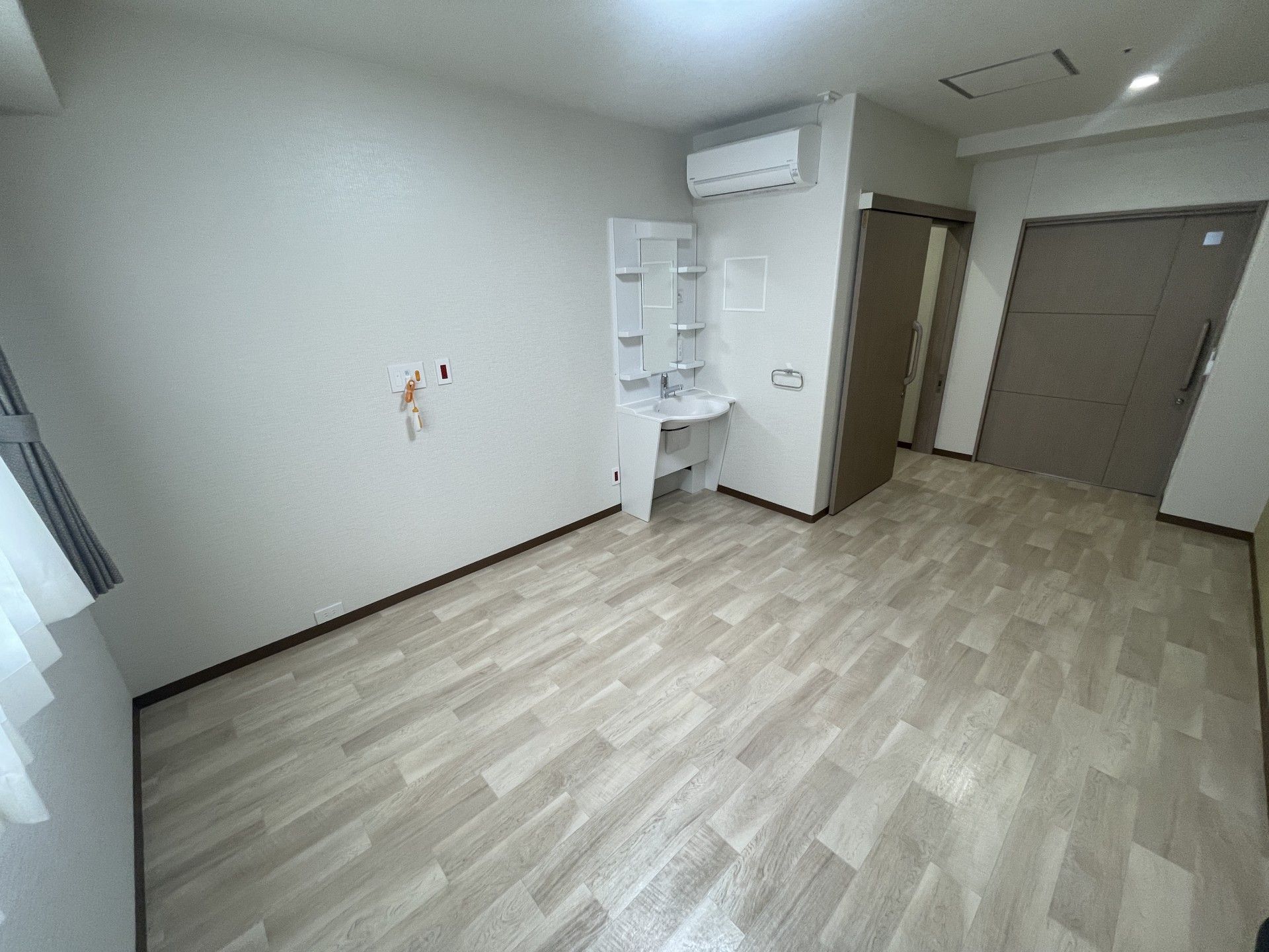 明るい個室の内部