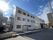 日差しが差し込む建物外観