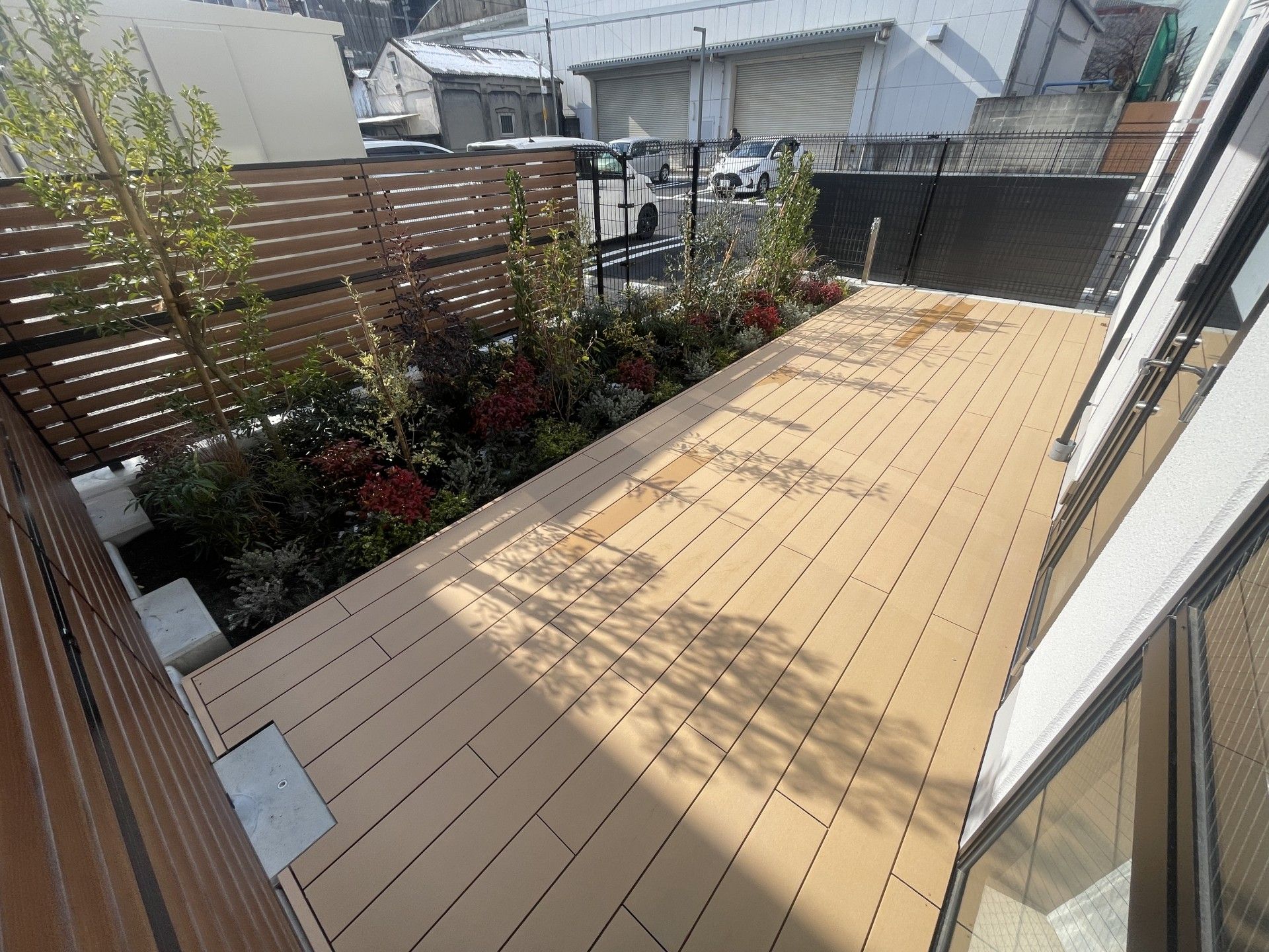 緑豊かなウッドデッキ