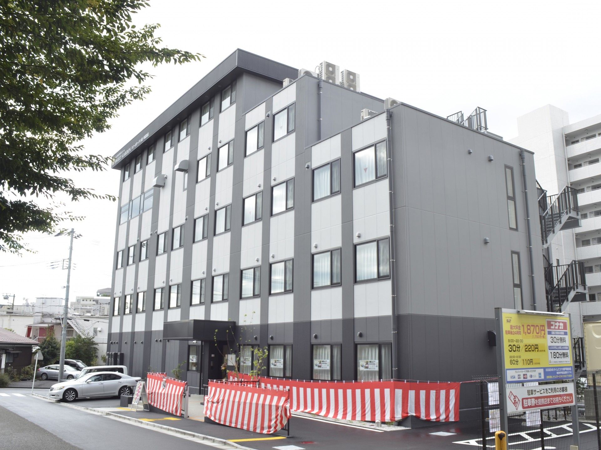 落ち着いた外観の建物