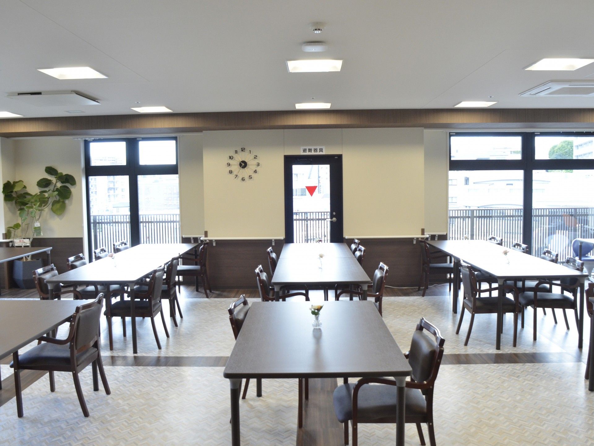 明るい食堂の様子