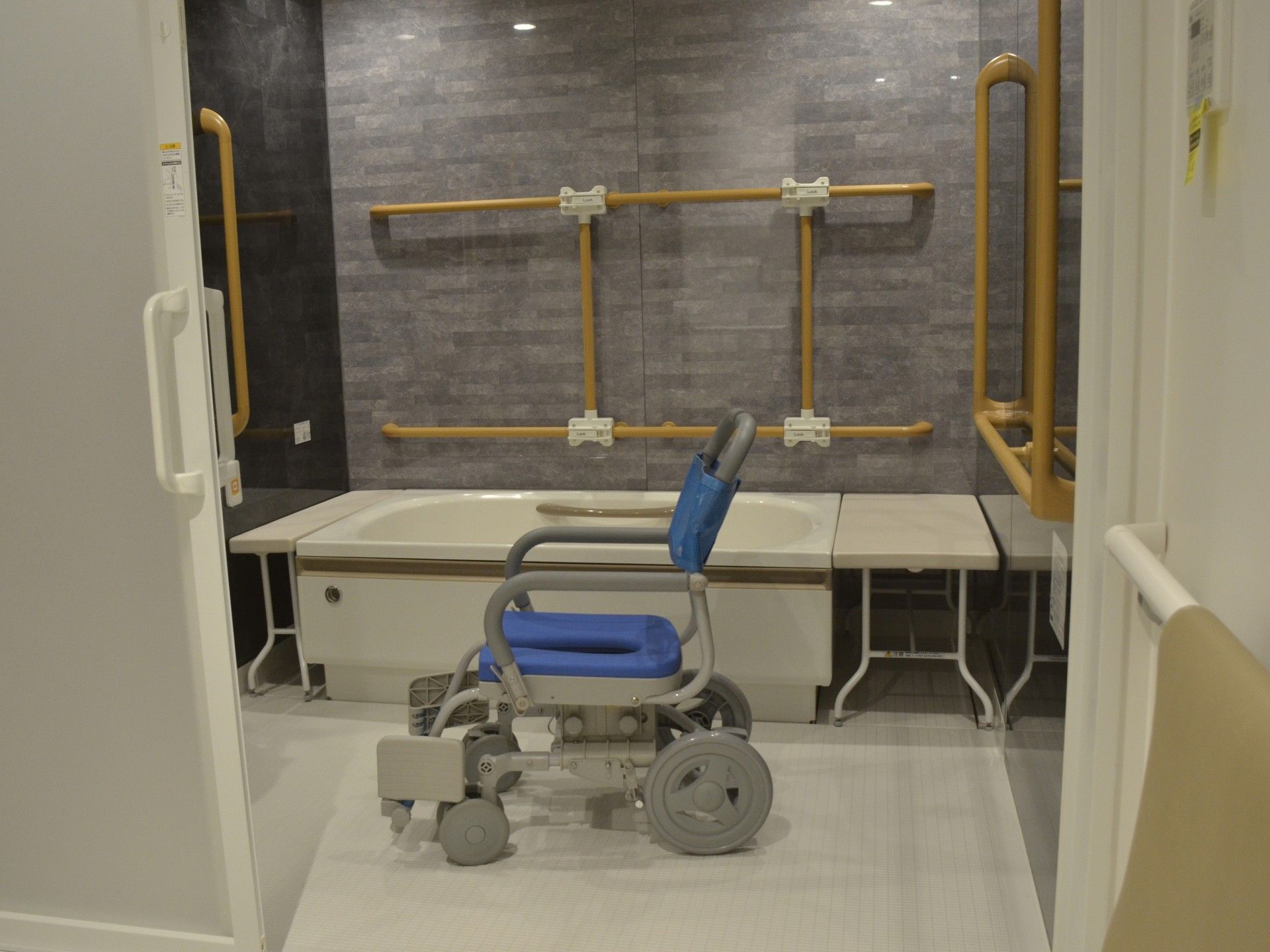 手すり付きの浴室