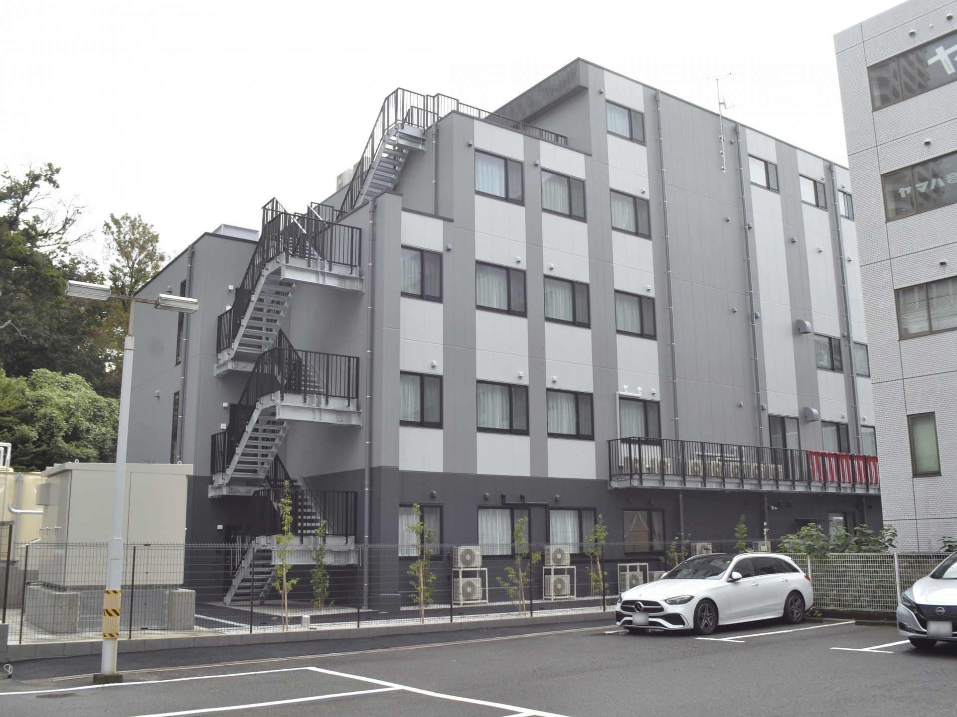 外観の階段と駐車場