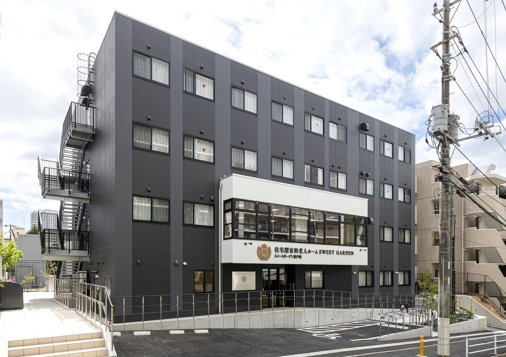 落ち着いた外観の建物