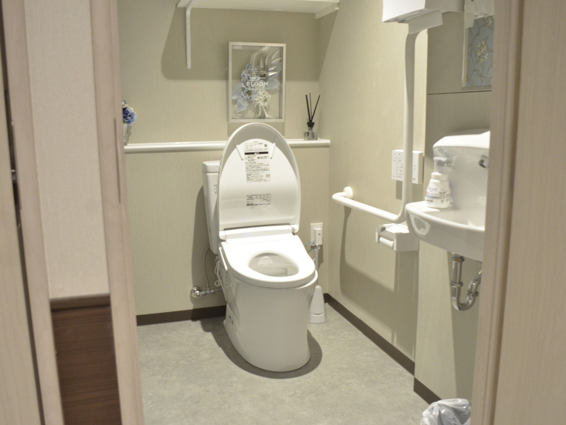 手すり付きのトイレ