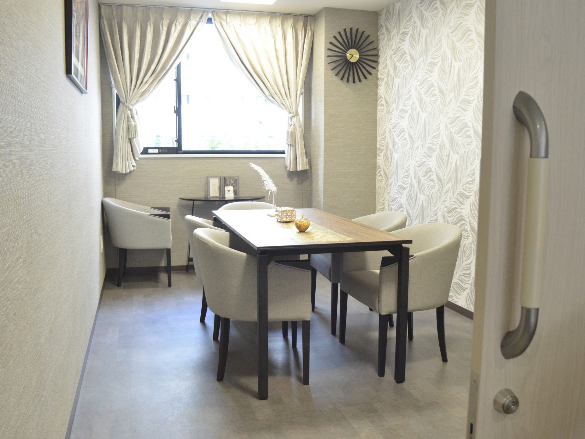 落ち着いた雰囲気の部屋