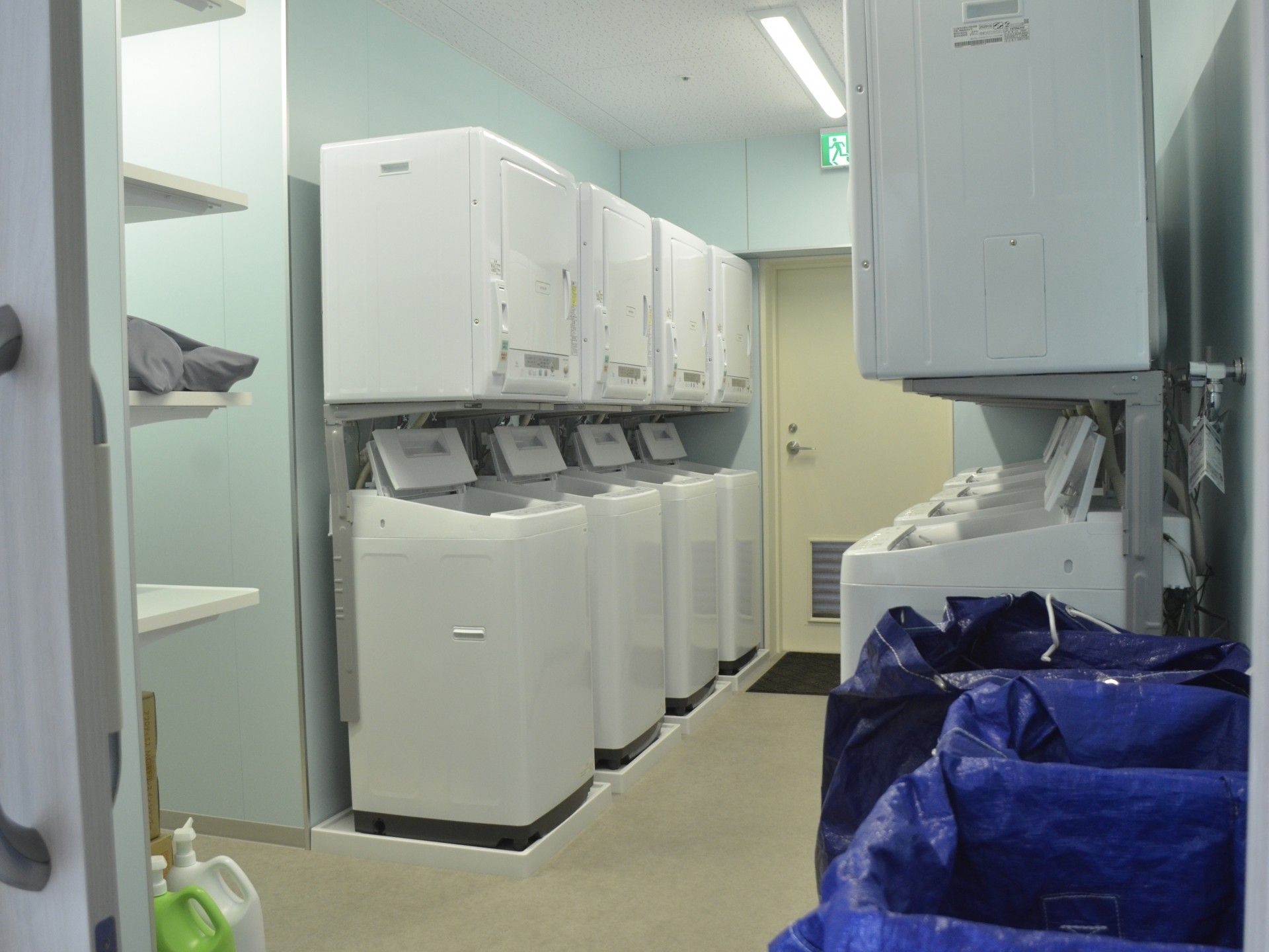 洗濯機が並ぶ部屋