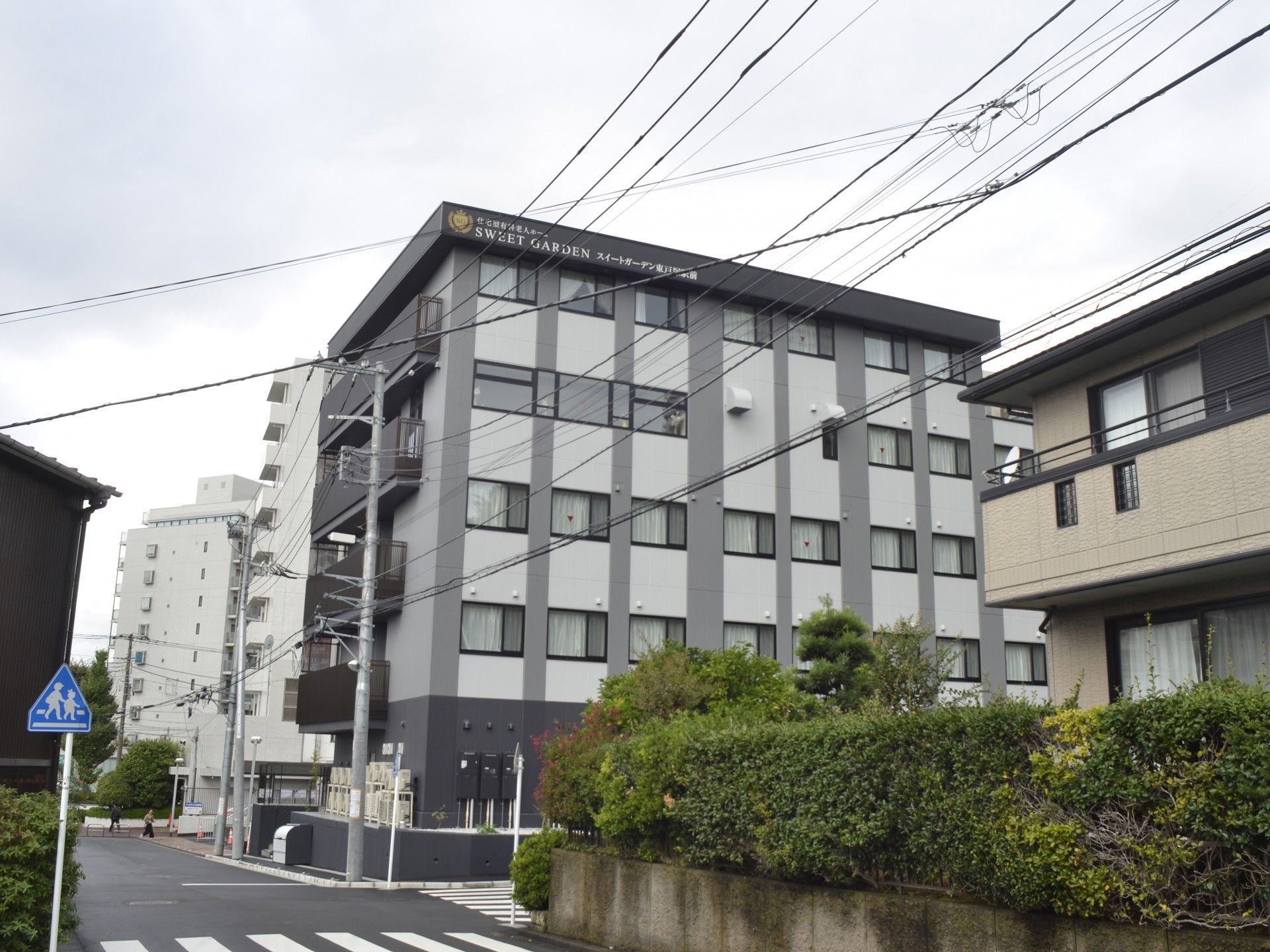 落ち着いた外観の建物