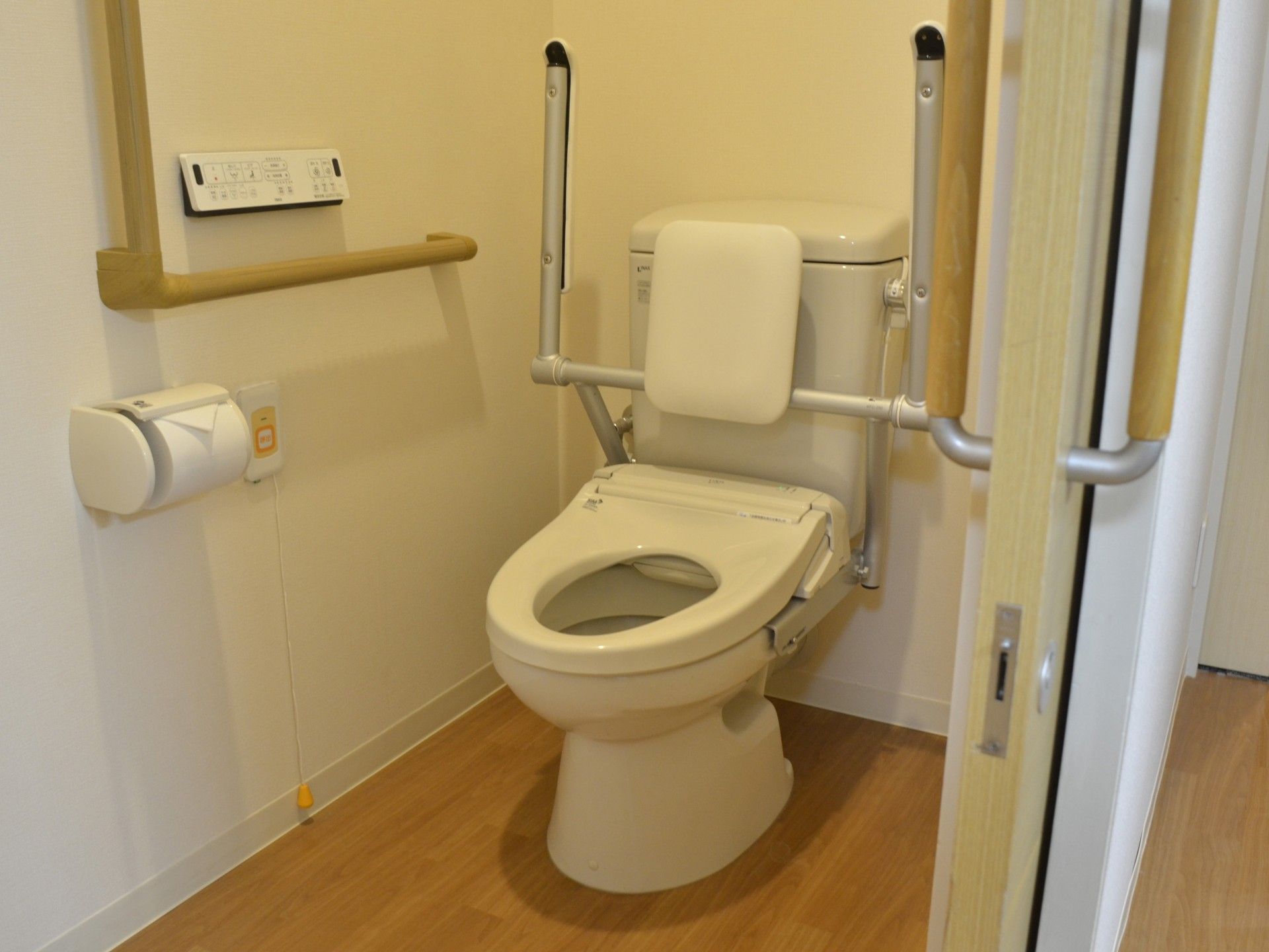手すり付きのトイレ