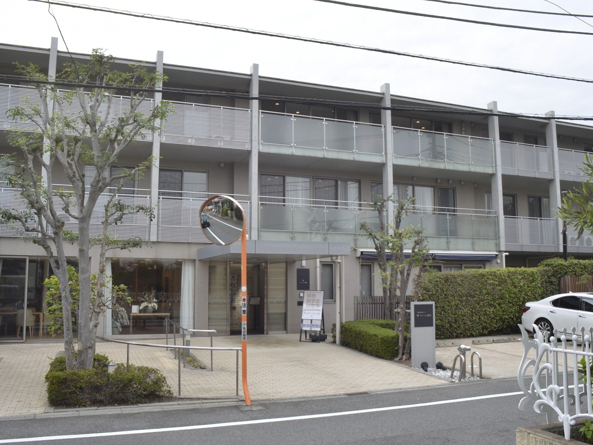 エントランス前の外観