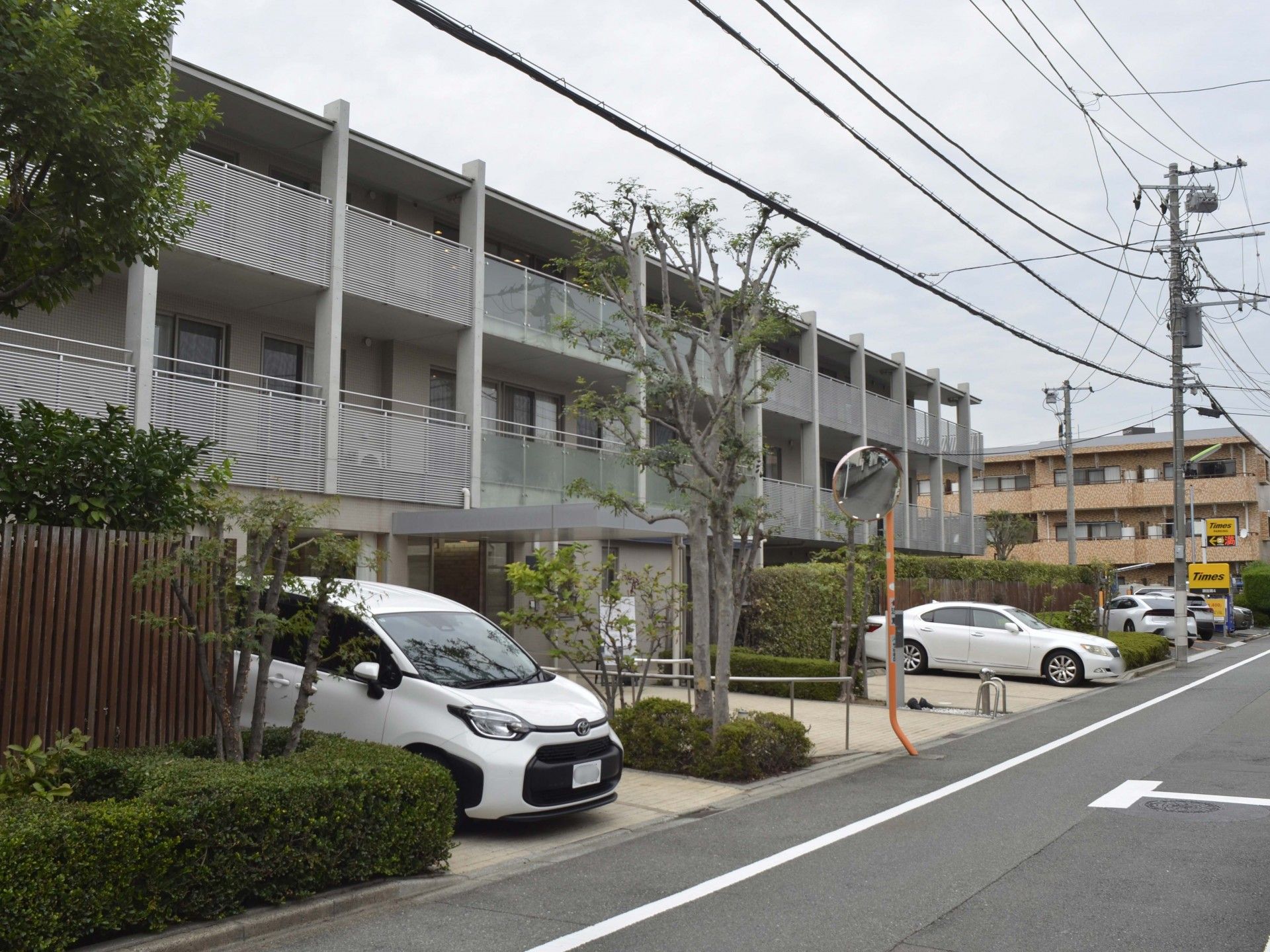 緑に囲まれた建物の外観