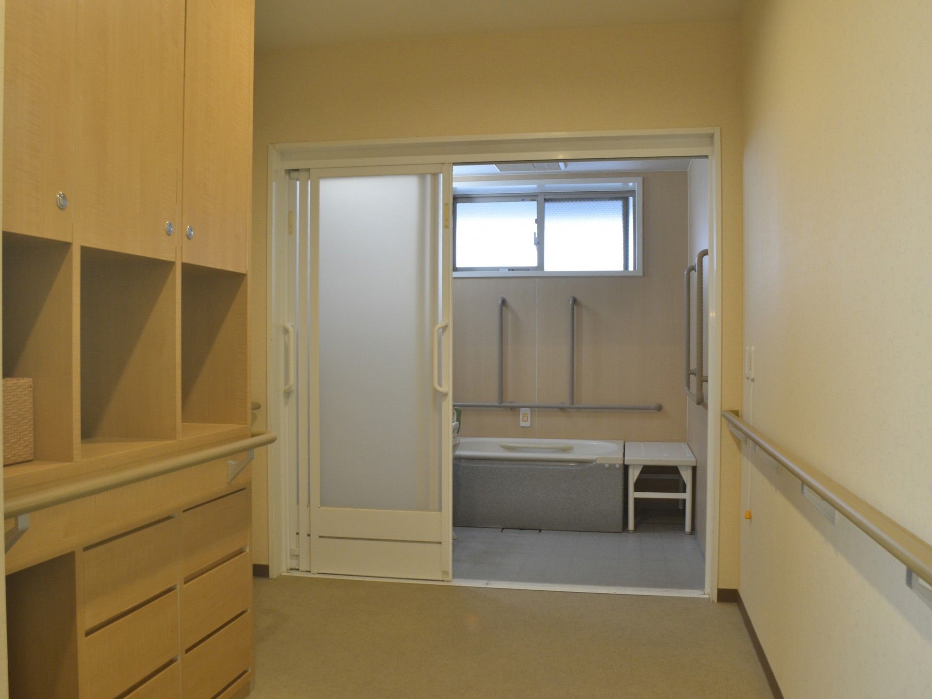 手すり付きの浴室