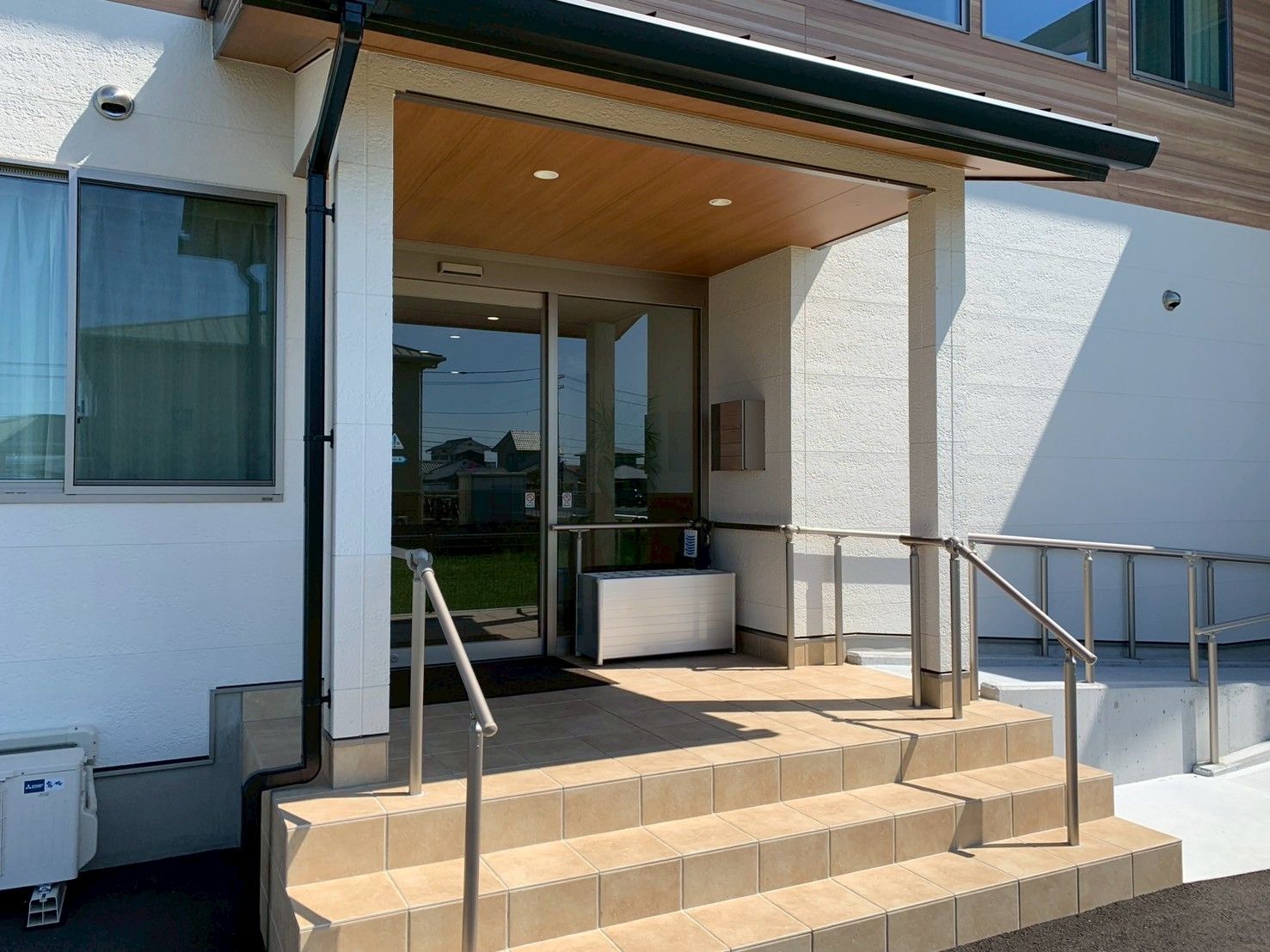 手すり付きの玄関