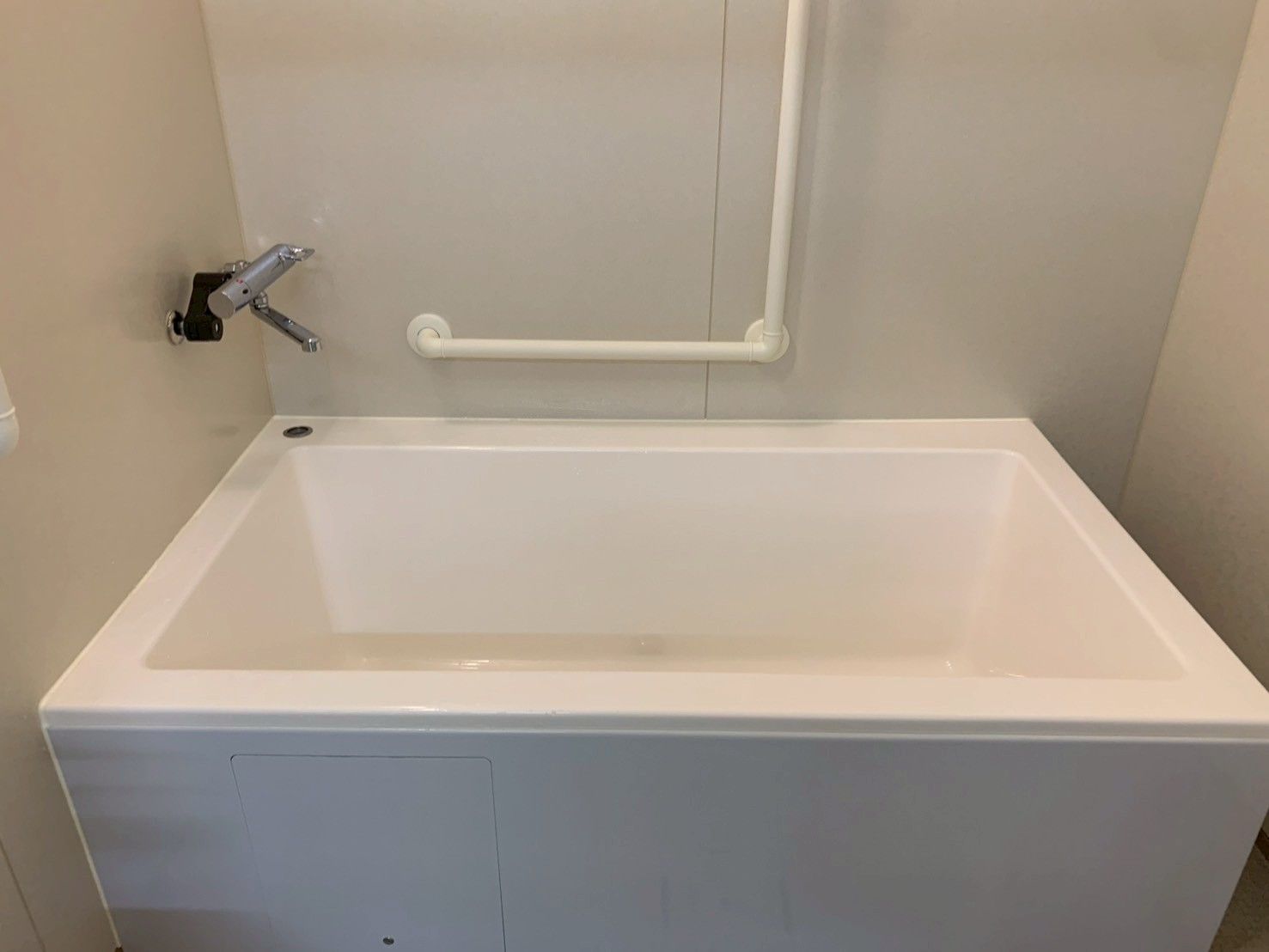 手すり付きの浴槽