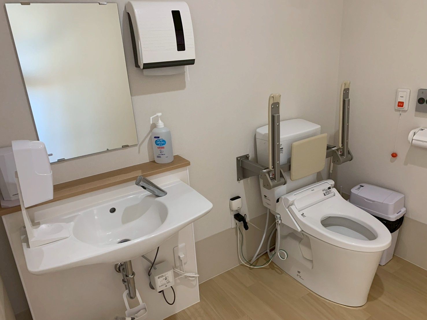 手すり付きのトイレ