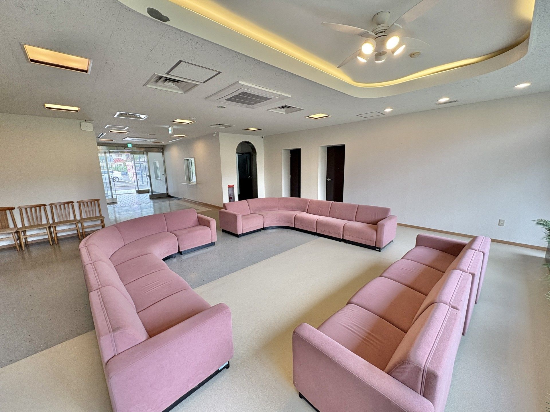 広いソファのある部屋