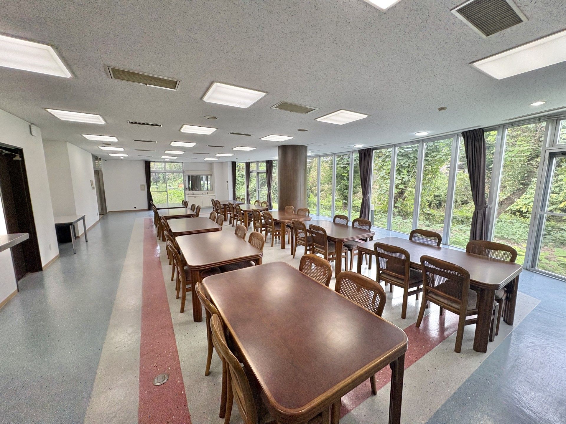 大きな窓のある食堂