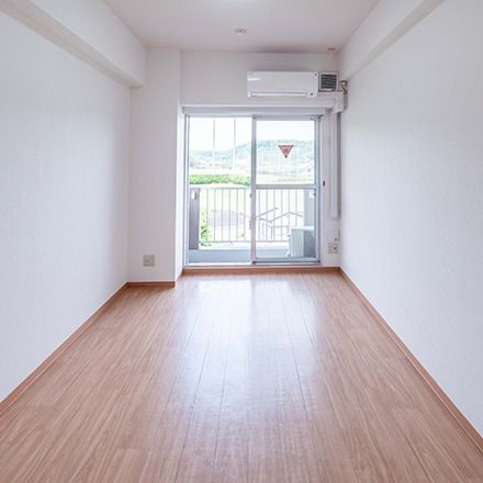 窓際の明るい部屋