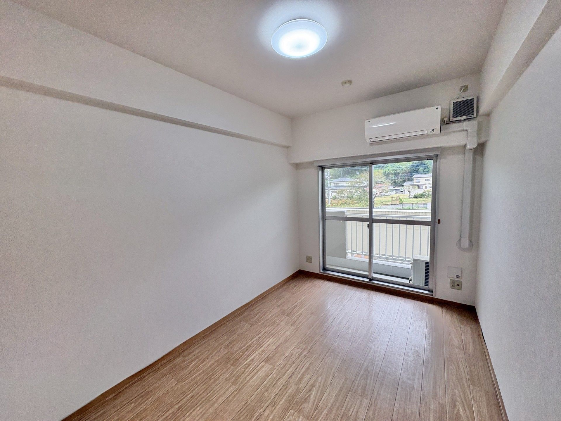 窓のある明るい部屋