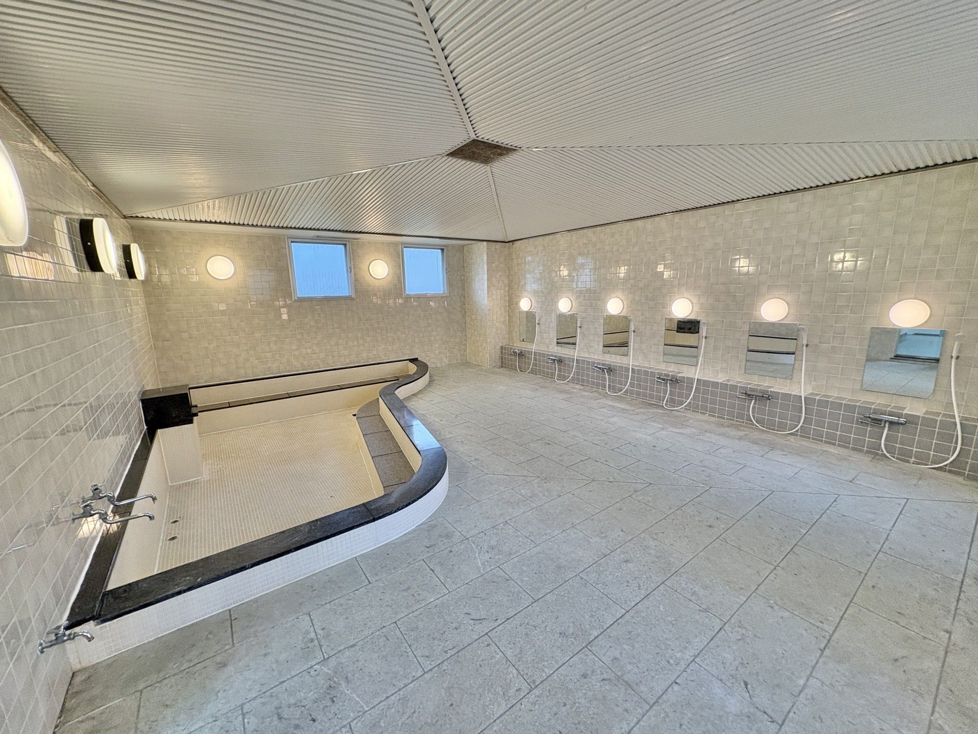 広々とした浴室