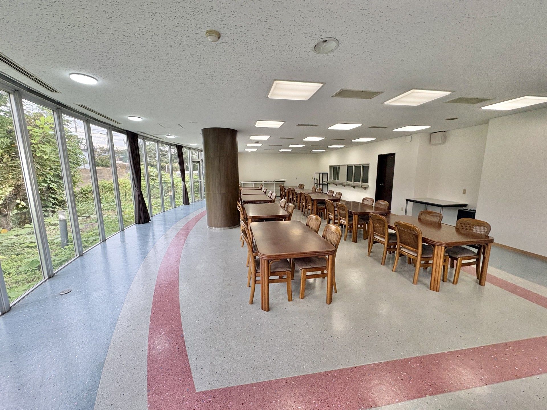 大きな窓のある食堂