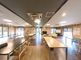 広々とした明るい共有スペース