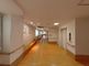 明るく広々とした廊下