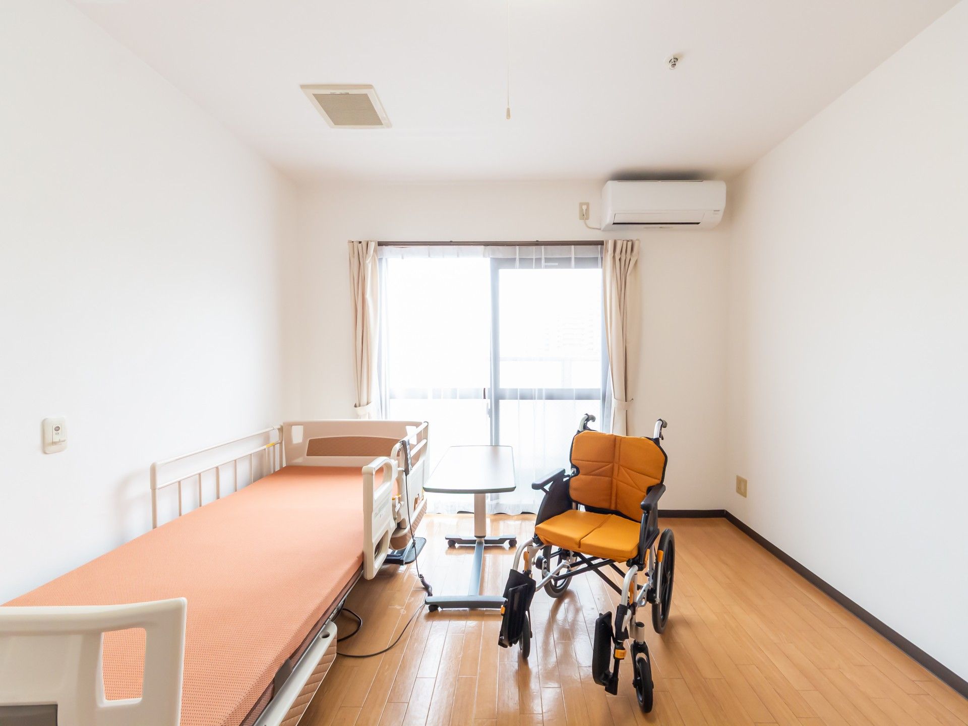 明るい個室の様子